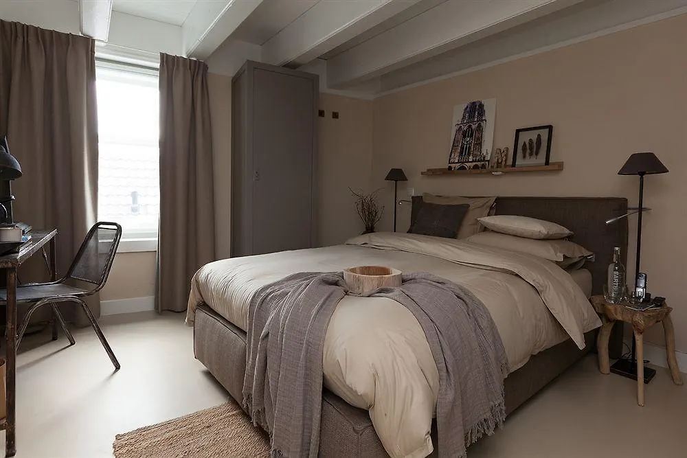 Mother Goose Hotel Utrecht 4*,